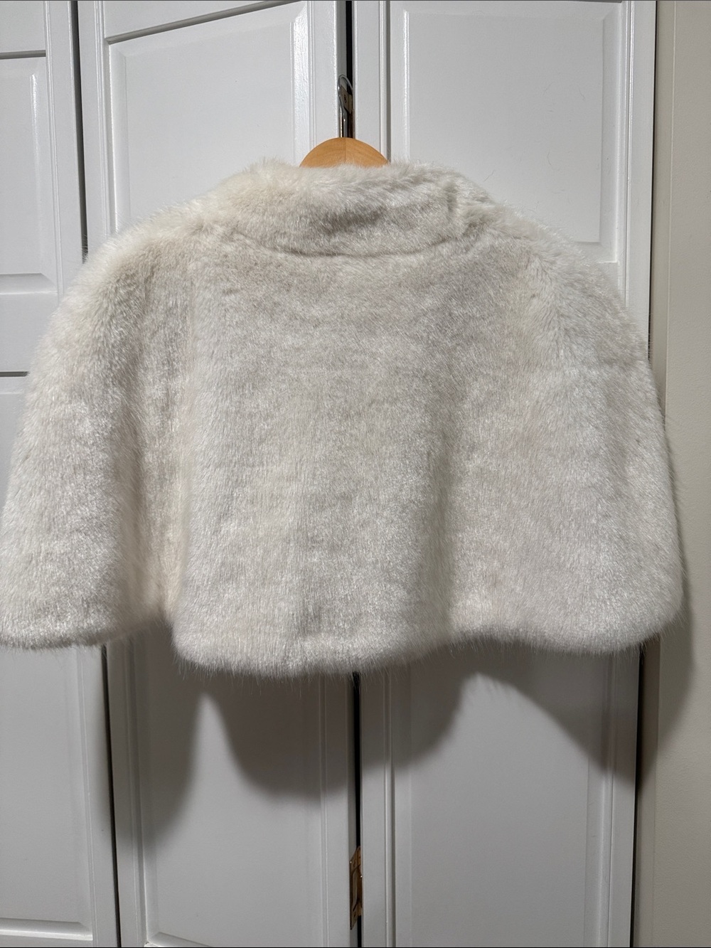 David's Bridal Ivory Faux Fur Capelet Shrug - Picture 3 of 6